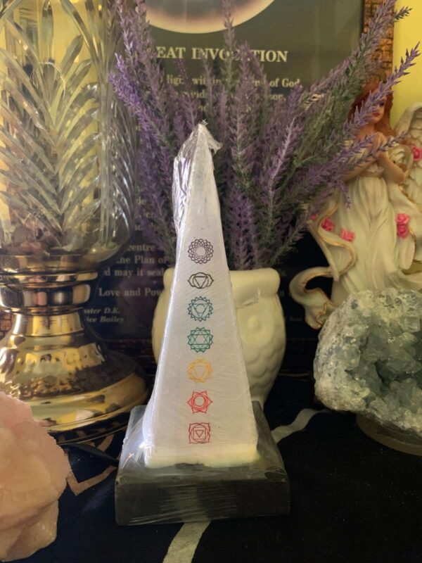 Triangular chakra selenite lamp