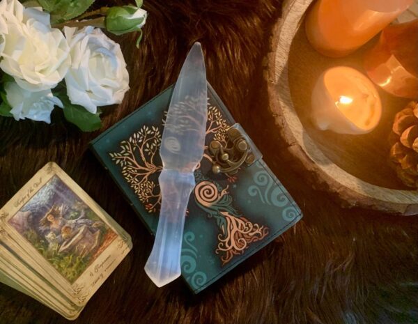 Selenite double edged cord cutting knife