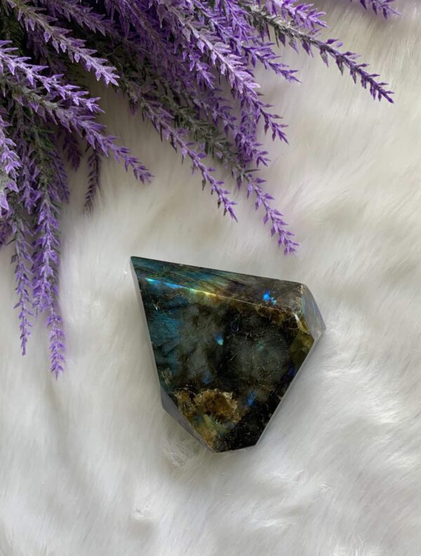 Labradorite - Image 3